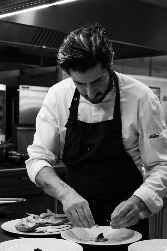 Le chef Christophe Pulizzi en cuisine au restaurant L’Olivier