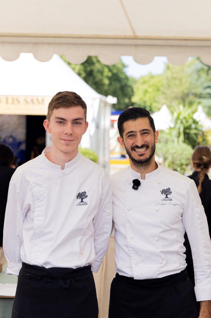 Le chef Christophe Pulizzi et un jeune cuisinier de sa brigade